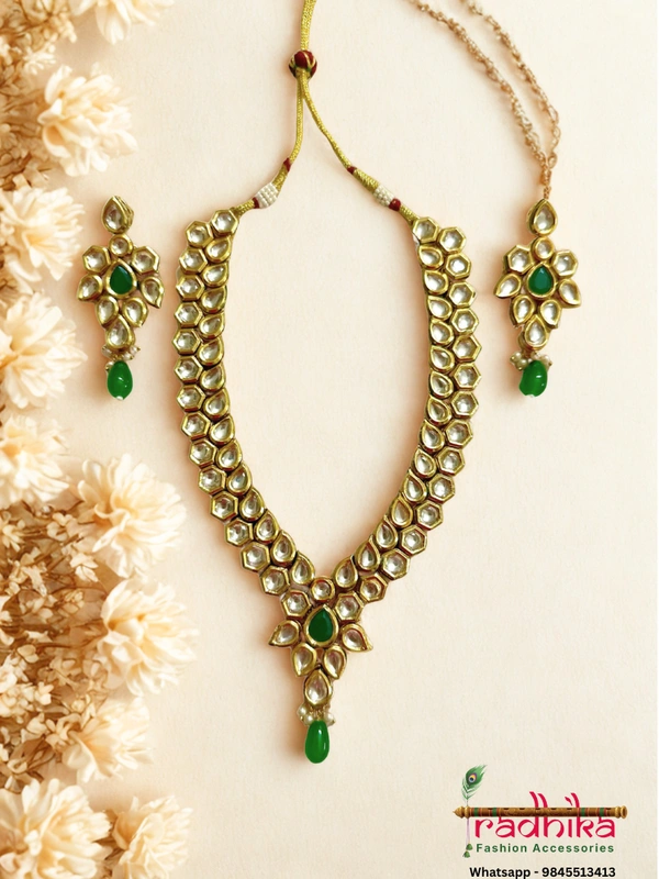 2-layer Kundan necklace set with a beautifully detailed pendant, and perfectly matching earrings.