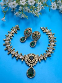 smiple victory neck set