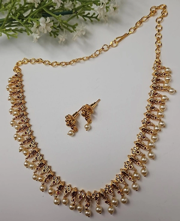 smiple pearl neck set