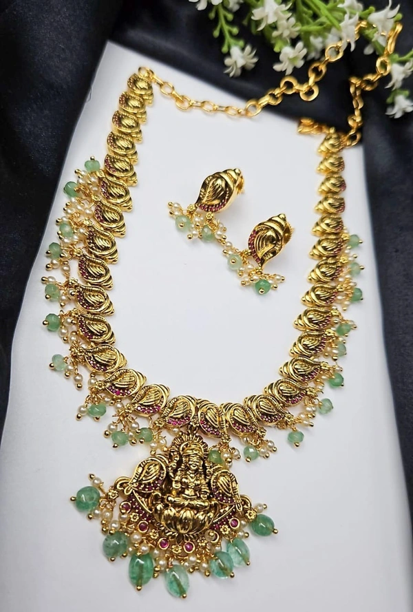 smiple antique neck set