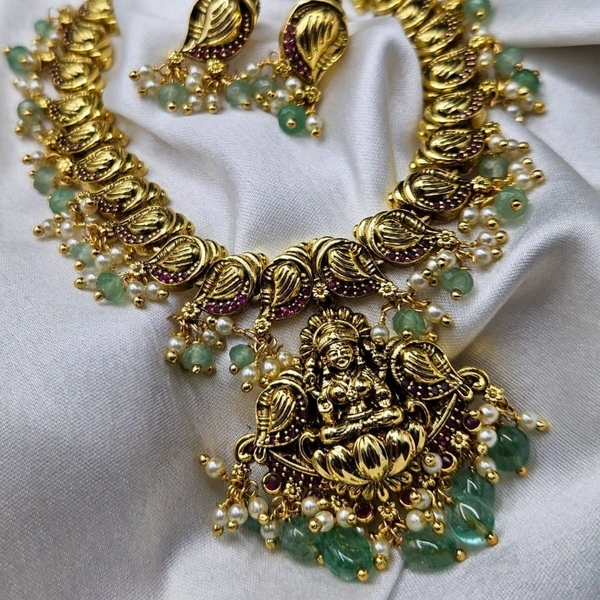 smiple antique neck set