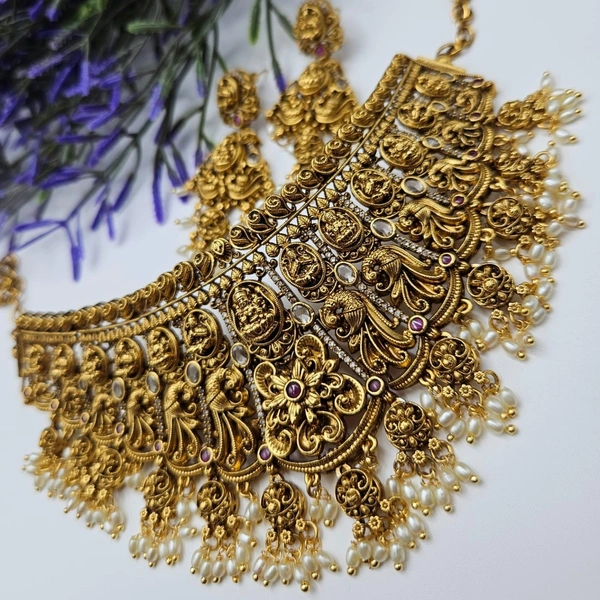 nakshi chocker