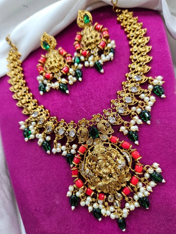 pagadalu with green beeds neck set