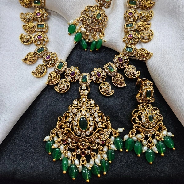simple neck set green beeds 