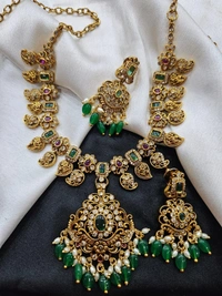 simple neck set green beeds 