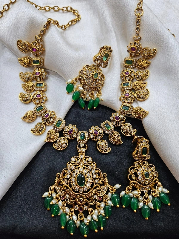 simple neck set green beeds 