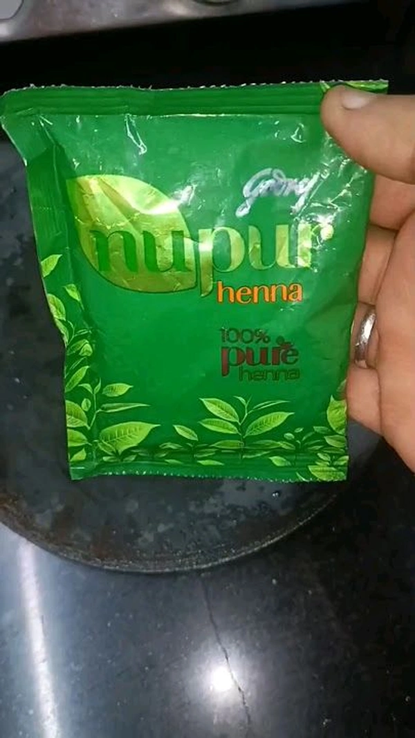Nupur बालों को लाल-भूरा रंग देती है, जड़ों को मजबूत करती है।
