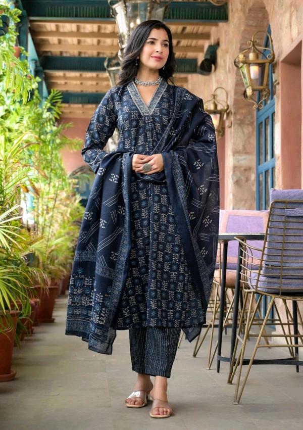 Shriya  Women's Kurta Pant Dupatta Sets - M