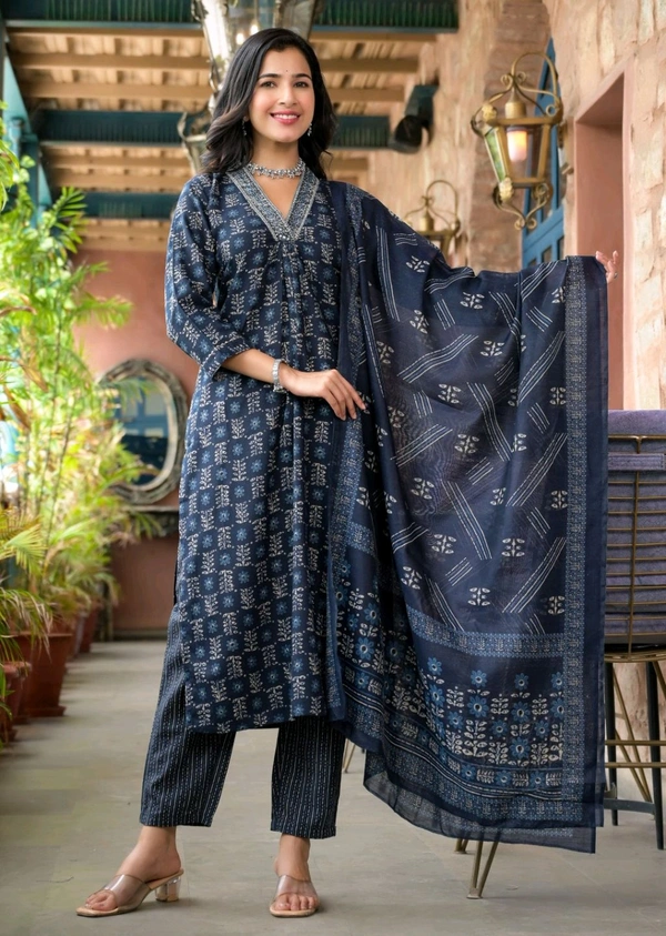 Shriya  Women's Kurta Pant Dupatta Sets - L