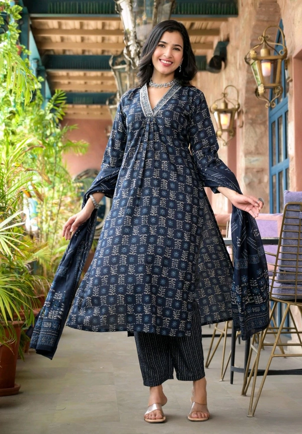 Shriya  Women's Kurta Pant Dupatta Sets - L