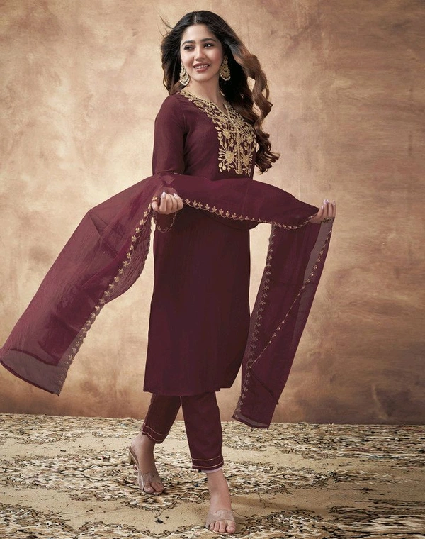 Skylee Women Kurta Pant Dupatta Set - S