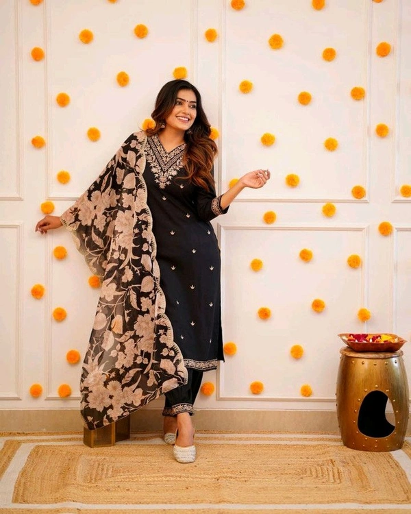 PILUDI 
Women Viscose Rayon Kurta Pant Dupatta Set - L