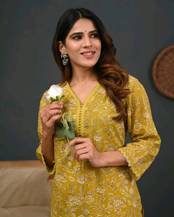 Women Floral Print Pure Cotton A-line Kurta  - L