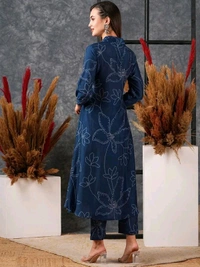 GoSriKi Women Floral Printed Regular Kurta with Trousers - M