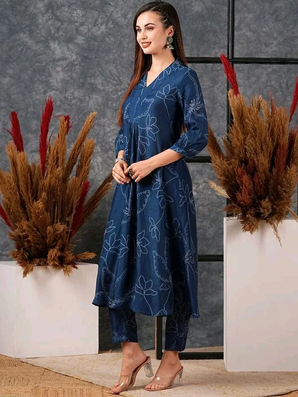 GoSriKi Women Floral Printed Regular Kurta with Trousers - M