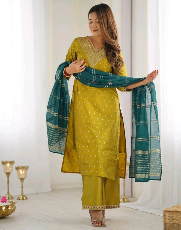 Skylee Women Jacquard, Silk Blend Kurta Pant Dupatta Set - L
