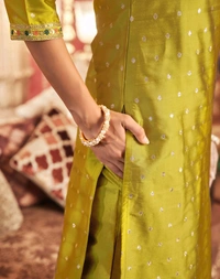 Skylee Women Jacquard, Silk Blend Kurta Pant Dupatta Set - L