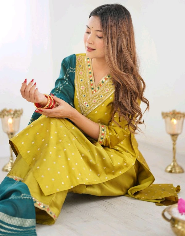 Skylee Women Jacquard, Silk Blend Kurta Pant Dupatta Set - XL