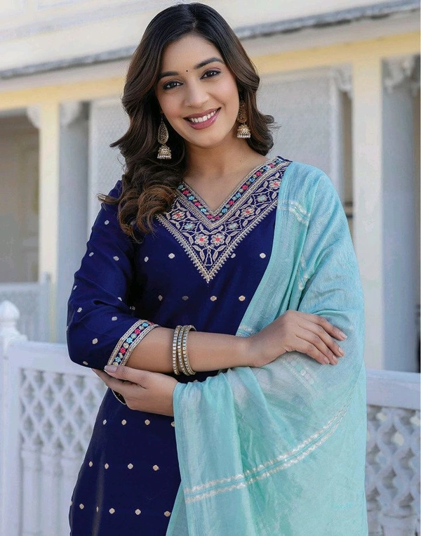 Skylee Women Jacquard, Silk Blend Kurta Pant Dupatta Set - S