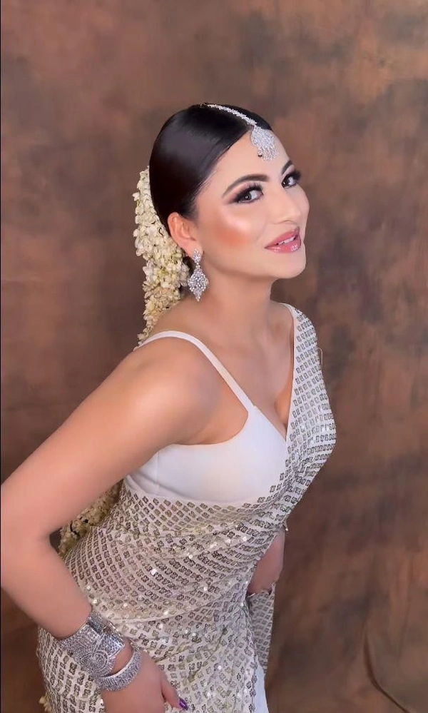 SSD Urvashi Rautela Wear - white