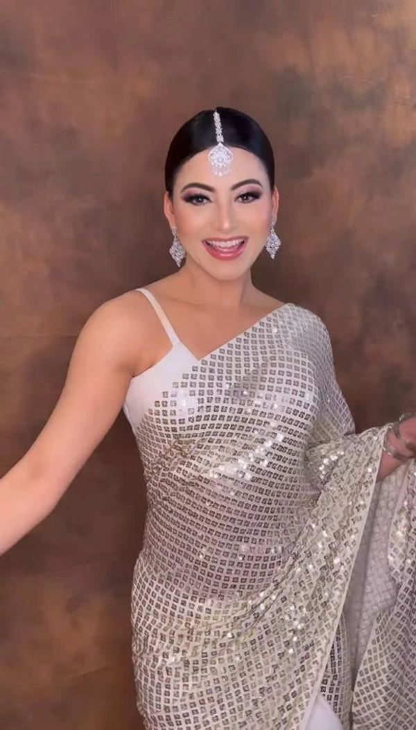 SSD Urvashi Rautela Wear - white