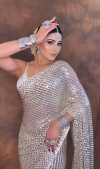 SSD Urvashi Rautela Wear - white