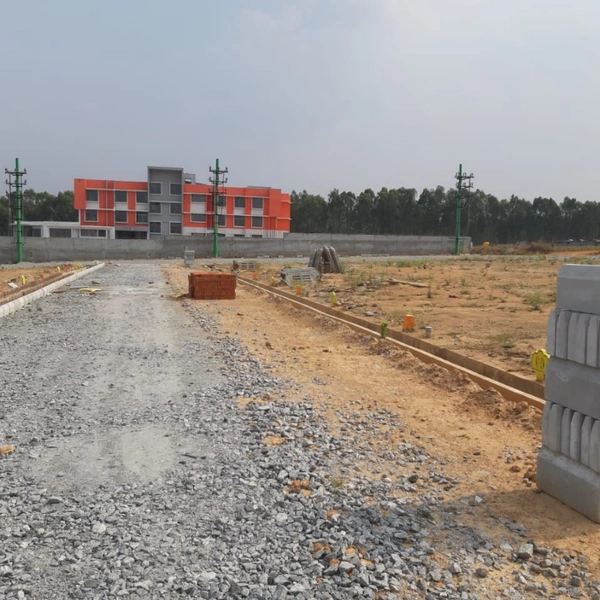 Orange Square - white, 7.5 acre with 124 plots