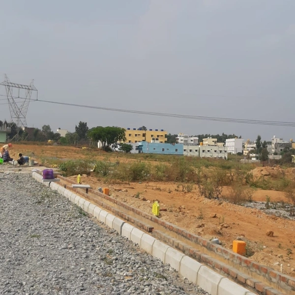Orange Square - white, 7.5 acre with 124 plots