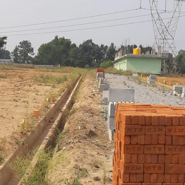 Orange Square - white, 7.5 acre with 124 plots