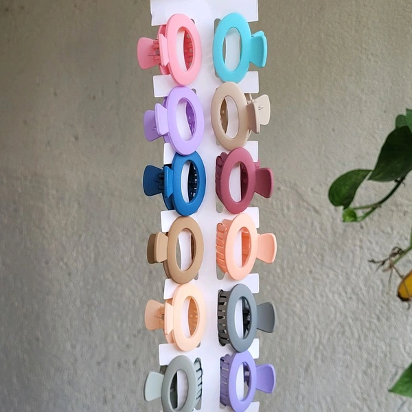 Matte Finish Ovel Shape Clip Medium Size Loose Fit Model - P1056