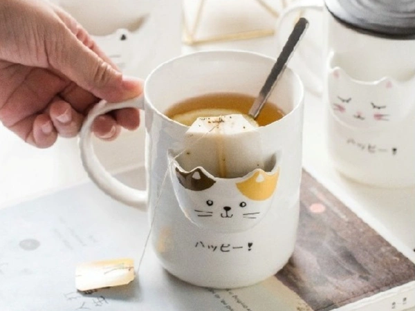 Cat-Themed Ceramic Tea Mug with Built-In Tea Bag Holder, Lid & Spoon - 400ml (1 Piece, Random Design)