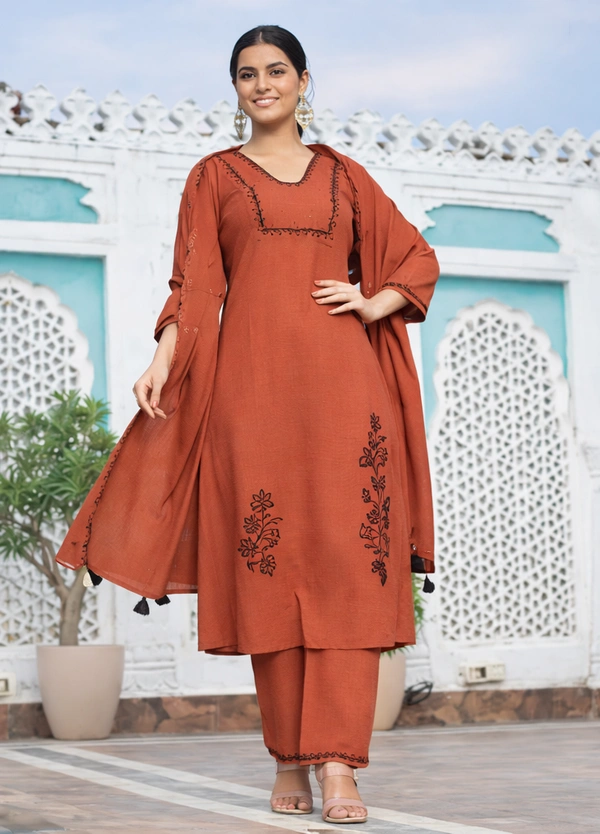 “Elegant Ethnic Suit Showcase: Model & Mannequin Presentation”