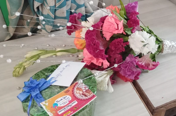 সারপ্রাইজ গিফট বাক্স  ও ফুলের তোরা  (Surprise Gift Box & flower bouquet)