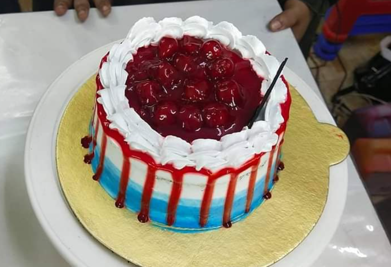 Rainbow Cake, Red Velvet Cake - Picture of Lulu Cafe, Island of Malta -  Tripadvisor