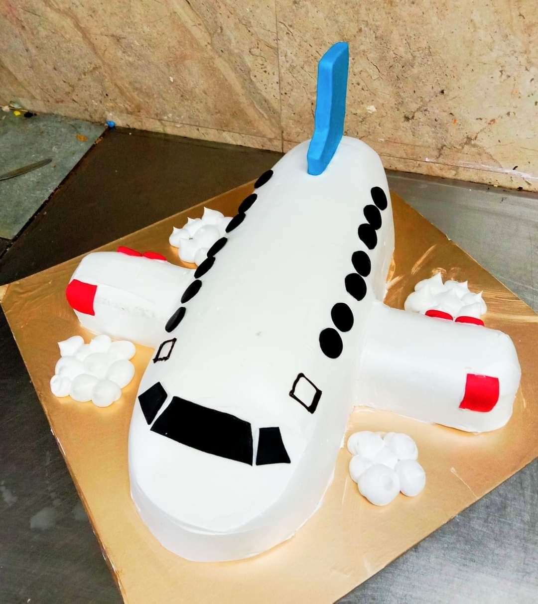 Easy & creative idea for anyone attempting to make an airplane cake! | Easy  & creative idea for anyone attempting to make an airplane cake! | By  MetDaan Cakes | Have you