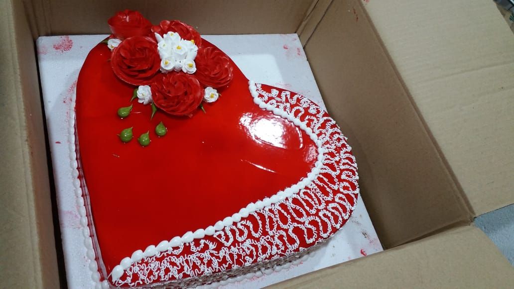 Mr. And Mrs. Fresh Cream Cake - Magnum Cakes - Best Customize Designer Cakes  in Lahore