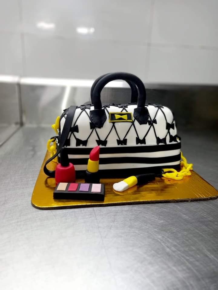 Makeup Bag Birthday Cake 🎂... - MoniCakes Burgess Hill | Facebook