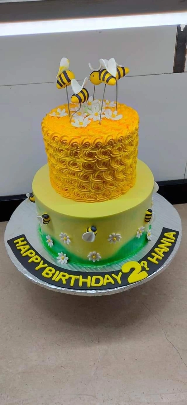 Bee Cake - 7 Pound