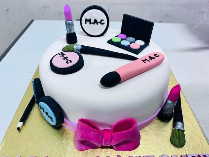 Order Customized Makeup Cake Online | Girly Makeup Cake | Fancy Makeup  Birthday Cake | Makeup Theme Cake - The Baker's Table