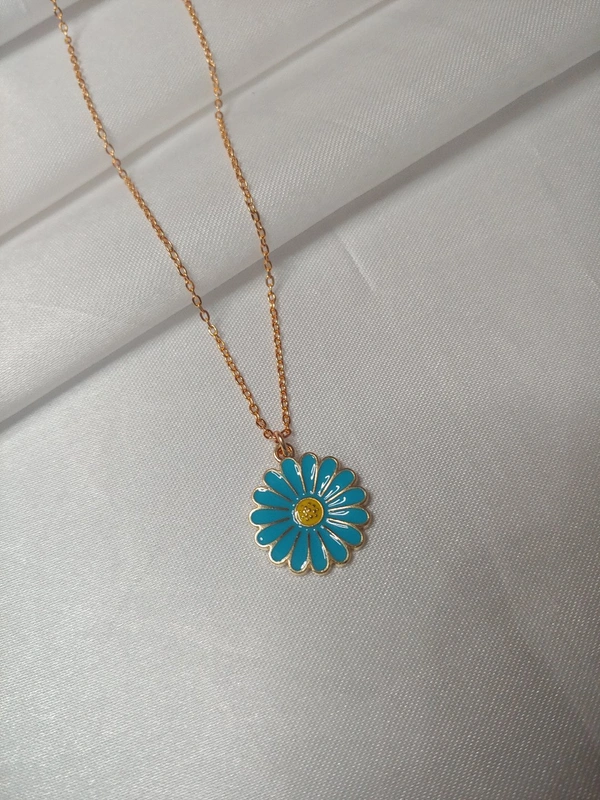 Daisy Blue Charm