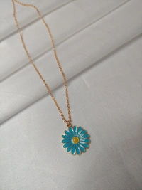 Daisy Blue Charm
