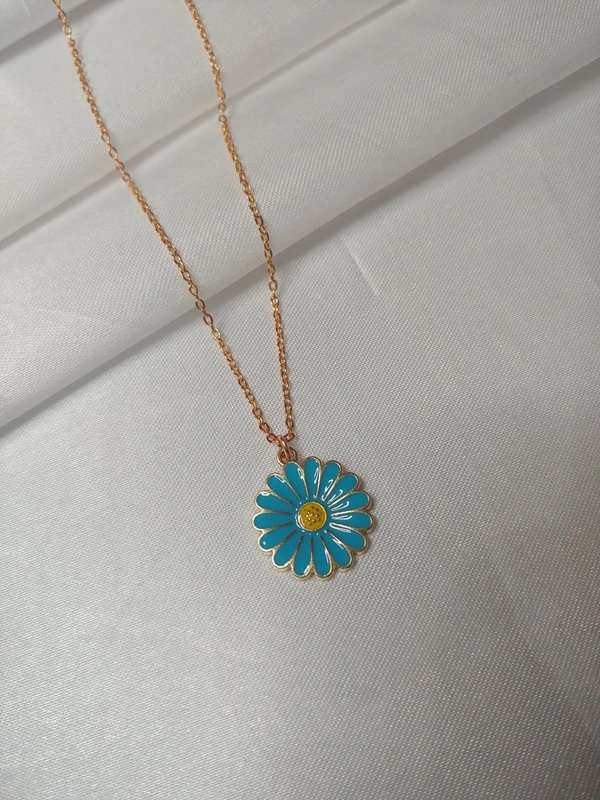 Daisy Blue Charm