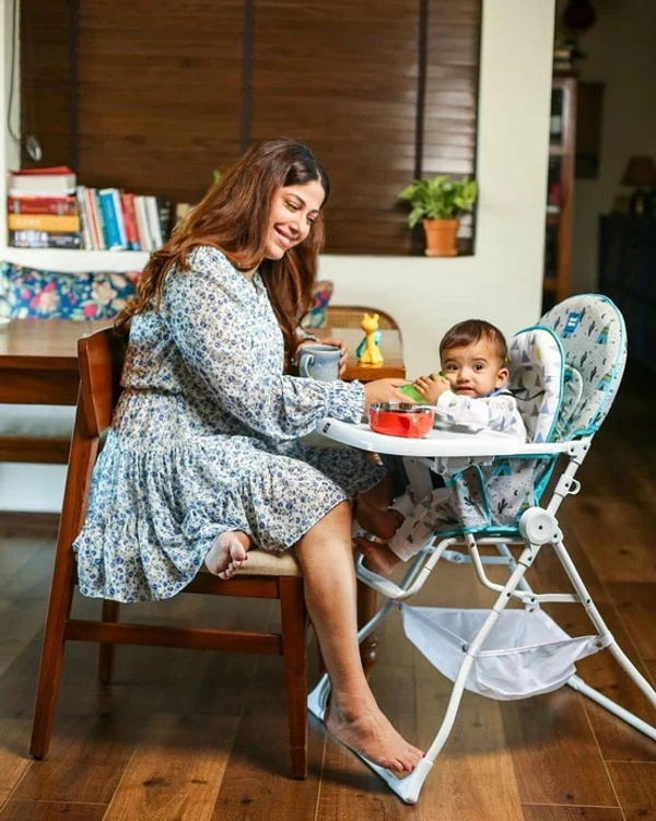 MEE MEE ULTRA SLEEK PORTABLE BABY HIGH CHAIR WITH ADJUSTABLE FEEDING TRAY