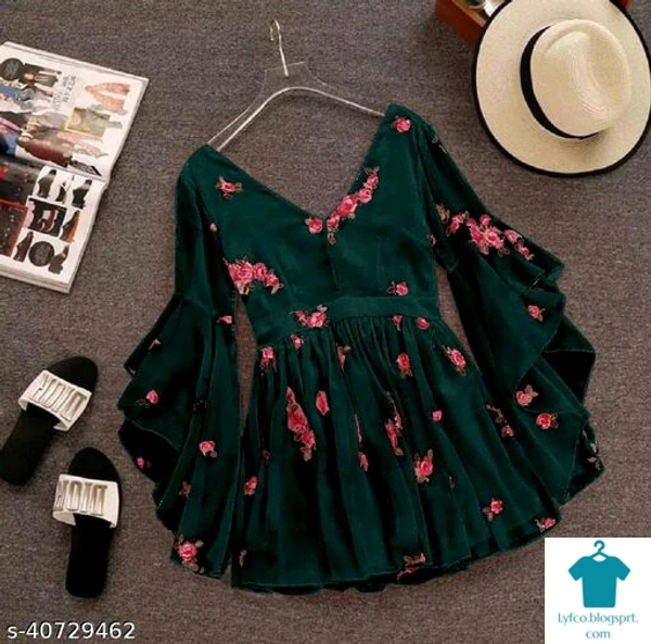 Product Name: *Classic Fashionable Women Tops & Tunics*Fabric: GeorgetteSleeve Length: Three-Quarter SleevesPattern: PrintedMultipack: 1 - size- L