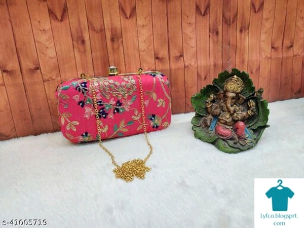 Catalog Name:*Fancy Trendy Women Clutches*Material: FabricNo. of Compartments: 1Pattern: EmbroideredMultipack: 1 - Free size