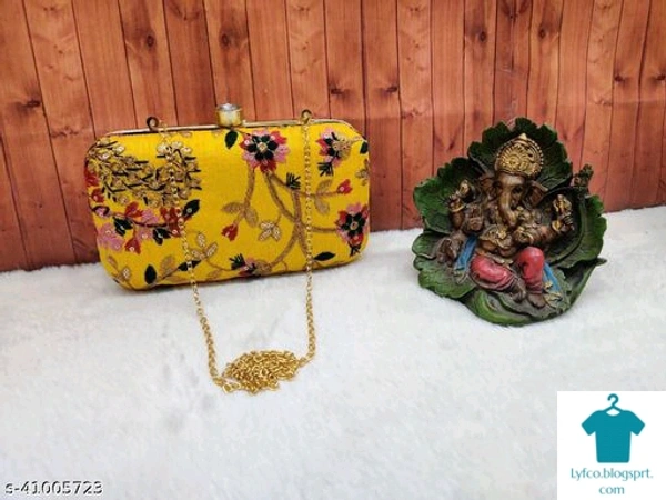 Catalog Name:*Fancy Trendy Women Clutches*Material: FabricNo. of Compartments: 1Pattern: EmbroideredMultipack: 1 - Free size