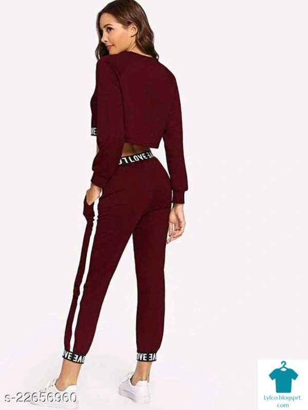 Catalog Name:*Trendy Women Nightsuits*Top Fabric: PolycottonBottom Fabric: PolycottonTop Type: Regular TopBottom Type: LeggingsSleeve Length: Long SleevesPattern: StripedMultipack: 1 - M
