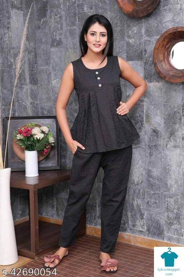 Catalog Name:*Eva Stylish Women Nightsuits*Top Fabric: CottonBottom Fabric: CottonTop Type: Regular TopBottom Type: PyjamasSleeve Length: SleevelessPattern: SolidMultipack: 1 - M