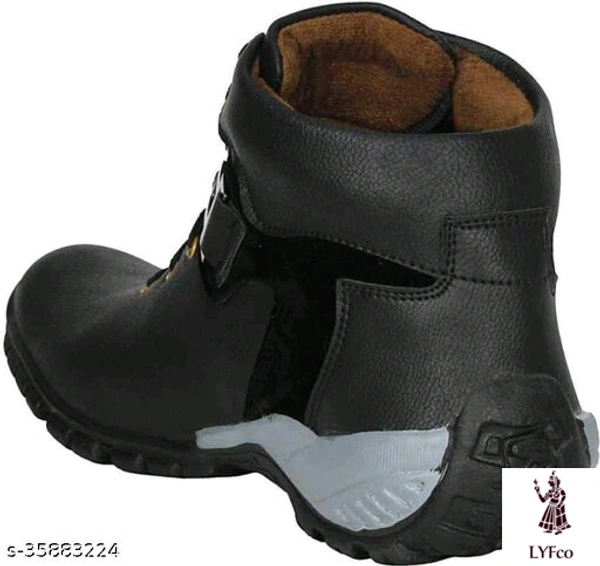 Catalog Name:*Unique Fashionable Men Sports Shoes*Material: Syntethic Leather - IND-7