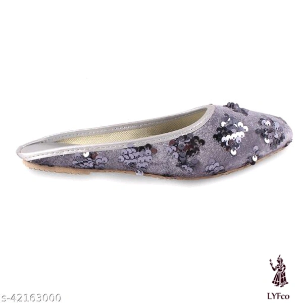 Catalog Name:*Fancy Women Flats*Material: VelvetSole Material: PvcPattern: EmbellishedFastening & Back Detail: Open BackMultipack: 1 - IND-4